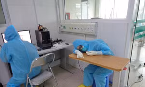 Hình ảnh những bác sỹ, nhân viên y tế tranh thủ chợp mắt ngay tại nơi làm việc khiến ai nấy không khỏi nao lòng và thêm trân trọng những công lao đóng góp của họ cho sức khỏe nhân dân. Ảnh: TTXVN