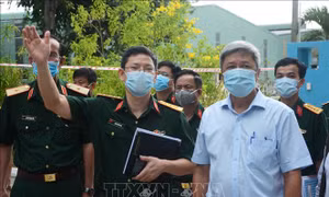 Thứ trưởng Bộ Y tế Nguyễn Trường Sơn kiểm tra các khu cách ly, tiếp nhận bệnh nhân tại bệnh viện Quân Y 17 (Quân khu 5). Ảnh: Văn Dũng - TTXVN