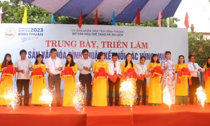 Nghi thức cắt băng khai mạc Triển lãm. Ảnh: Hồng Hiếu - TTXVN