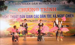Chương trình văn nghệ do người dân bản địa biểu diễn tại xã Ngọc Chiến, huyện Mường La. Ảnh: Quang Quyết-TTXVN