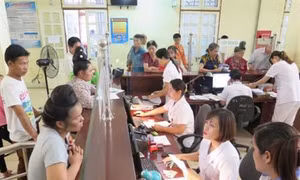 Người dân có thẻ BHYT làm thủ tục khám, chữa bệnh tại Bệnh viện đa khoa tỉnh Sơn La. Ảnh: Hữu Quyết - TTXVN
