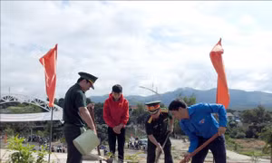 Các đại biểu trồng cây tại lễ ra quân Chiến dịch Thanh niên Tình nguyện hè 2020. Ảnh: Cao Nguyên-TTXVN