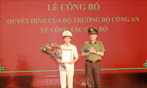 Thứ trưởng Bộ Công an Nguyễn Văn Thành trao Quyết định bổ nhiệm Đại tá Thái Hồng Công giữ chức vụ Giám đốc Công an tỉnh Lạng Sơn. Ảnh: Quang Duy - TTXVN