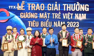 Quyền Chủ tịch nước Võ Thị Ánh Xuân với các Gương mặt trẻ Việt Nam tiêu biểu và Gương mặt trẻ triển vọng. Ảnh: Thống Nhất – TTXVN 