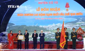 Chủ tịch UBTƯ MTTQ Việt Nam Đỗ Văn Chiến trao Huân chương Lao động hạng Nhất của Chủ tịch nước tặng Đảng bộ, chính quyền và nhân dân huyện Cô Tô. Ảnh: Thanh Vân-TTXVN