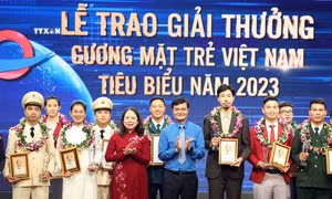 Quyền Chủ tịch nước Võ Thị Ánh Xuân với các Gương mặt trẻ Việt Nam tiêu biểu và Gương mặt trẻ triển vọng. Ảnh: Thống Nhất – TTXVN 