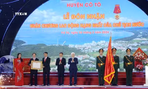 Chủ tịch UBTƯ MTTQ Việt Nam Đỗ Văn Chiến trao Huân chương Lao động hạng Nhất của Chủ tịch nước tặng Đảng bộ, chính quyền và nhân dân huyện Cô Tô. Ảnh: Thanh Vân-TTXVN
