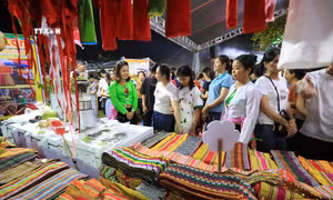 Người dân tham quan các gian hàng tại chợ phiên. Ảnh: Trọng Đạt-TTXVN