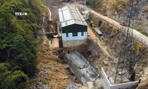 Lòng suối cạn khô và phần lớn mặt suối đã bị đào đắp, đổ bê tông. Ảnh: Hưng Thịnh - TTXVN 