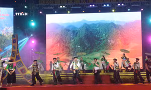 Tiết mục "Trai rừng xuống phố" của đoàn nghệ thuật quần chúng huyện miền núi Quan Sơn. Ảnh: Hoa Mai - TTXVN