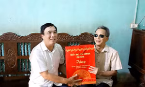 Bí thư Tỉnh ủy Bùi Minh Châu thăm hỏi, tặng quà ông Nguyễn Duy Tá - thương binh 81% ở khu 9, xã Tu Vũ, huyện Thanh Thủy, tỉnh Phú Thọ. Ảnh: phutho.gov.vn 