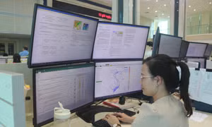 Dự báo viên ngành Khí tượng thủy văn ngày càng được làm việc trong môi trường khoa học kỹ thuật hiện đại. Ảnh: baotainguyenmoitruong.vn