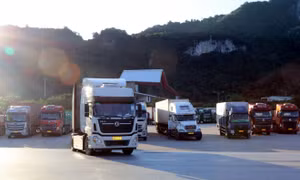 Xe vận chuyển hàng hóa chờ thông quan qua Cửa khẩu Quốc tế Hữu nghị (thị trấn Đồng Đăng, huyện Cao Lộc, tỉnh Lạng Sơn). Ảnh: Văn Đạt - TTXVN 