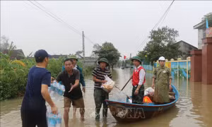 Người dân xã Hưng Trung được hỗ trợ các nhu yếu phẩm và lương thực trong những ngày bị cô lập. Ảnh: Bích Huệ - TTXVN