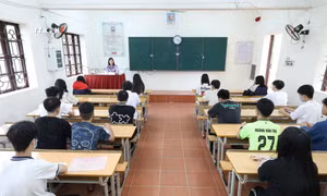 Giám thị phổ biến quy chế thi cho các thí sinh tại điểm thi T. Ảnh: Anh Tuấn – TTXVN