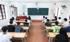 Giám thị phổ biến quy chế thi cho các thí sinh tại điểm thi T. Ảnh: Anh Tuấn – TTXVN