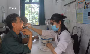 Người dân được thăm khám, kiểm tra sức khỏe tại trạm y tế xã . Ảnh: Nguyễn Thảo – TTXVN
