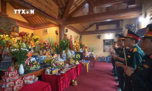 Cán bộ, chiến sĩ dâng hương tại Đền thờ Liệt sỹ . Ảnh:Hoàng Hiếu - TTXVN