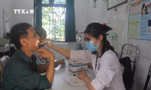 Người dân được thăm khám, kiểm tra sức khỏe tại trạm y tế xã . Ảnh: Nguyễn Thảo – TTXVN