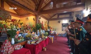 Cán bộ, chiến sĩ dâng hương tại Đền thờ Liệt sỹ . Ảnh:Hoàng Hiếu - TTXVN
