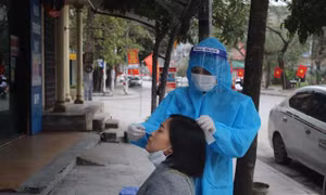 Nhân viên y tế lấy mẫu xét nghiệm COVID-19 cho người dân thành phố Thanh Hóa trong ngày mùng 5 tết Nguyên đán 2022. Ảnh: Nguyễn Nam-TTXVN 