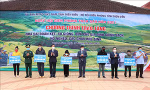 Trao biển tặng bò giống cho gia đình chính sách, gia đình có hoàn cảnh khó khăn trên địa bàn khu vực biên giới xã Thanh Nưa (huyện Điện Biên, tỉnh Điện Biên). Ảnh: Xuân Tiến – TTXVN