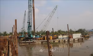 Đắp đập trên kênh Nguyễn Tấn Thành. Ảnh: Minh Trí - TTXVN