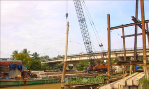 Thi công bờ kè chống sạt lở sông Trà Nóc, khu vực Thới Thuận, phường Thới An Đông, quận Bình Thủy. Ảnh : TTXVN