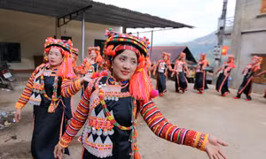 Điệu múa uyển chuyển mềm mại của phụ nữ dân tộc Hà Nhì phản ảnh về các hoạt động lao động sản xuất như hái lượm, hái quả. Ảnh: Quý Trung – TTXVN