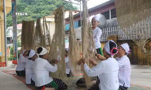 Để võng gai của đồng bào Thổ vươn xa