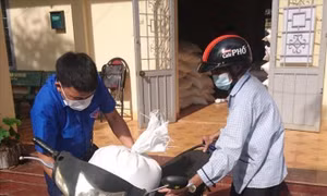 Cấp phát gạo cho người dân . Ảnh: TTXVN phát 