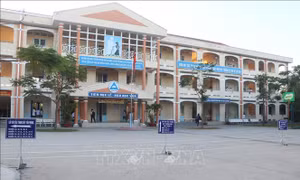 Trường THCS Nguyễn Trãi, thành phố Vĩnh Long, tỉnh Vĩnh Long phân luồng các hướng đi vào lớp cho học sinh. Ảnh: Lê Thúy Hằng - TTXVN