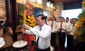 Dâng hương tưởng niệm 135 năm Ngày sinh Chủ tịch Tôn Đức Thắng