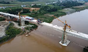 Cầu Làng Giàng nhìn từ trên cao. Ảnh: Quốc Khánh - TTXVN