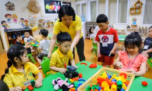 Cô và trò trường Mầm non A (Hà Nội). Ảnh: Tuấn Đức - TTXVN
