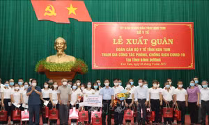 Lãnh đạo tỉnh Kon Tum tặng hoa, quà và động viên các bác sỹ, điều dưỡng tham gia đoàn công tác. Ảnh: Dư Toán – TTXVN. 