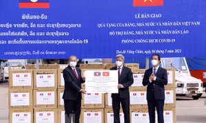 Thứ trưởng Bộ Y tế Nguyễn Trường Sơn đang trao tượng trưng 2 triệu khẩu trang y tế và 200 máy thở và các vật tư y tế là quà tặng của Đảng, Nhà nước và nhân dân Việt Nam dành cho Đảng, Nhà nước và nhân dân Lào trong công tác phòng chống COVID-19. Ảnh: Phạm