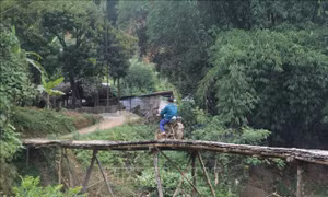 Nguy cơ tai nạn rất dễ xảy ra nếu bất cẩn khi đi qua cầu. Ảnh: Nguyễn Việt Dũng-TTXVN 