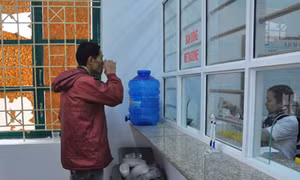 Bệnh nhân uống thuốc Methadone tại cơ sở điều trị bằng Methadone, thành phố Việt Trì, tỉnh Phú Thọ. Ảnh: phutho.gov.vn