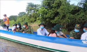 Bà Võ Thị Ánh Xuân, Bí thư Tỉnh ủy An Giang đi khảo sát công tác phòng, chống dịch COVID-19 trên tuyến biên giới tại huyện An Phú, tỉnh An Giang. Ảnh: Thanh Sang - TTXVN