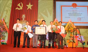 Thừa ủy quyền của Thủ tướng Chính Phủ, ông Nguyễn Văn Hùng, UVTW Đảng, Bí thư Tỉnh ủy Quảng Trị (thứ 2 từ phải sang) trao bằng công nhận huyện đạt chuẩn nông thôn mới cho huyện Cam Lộ. Ảnh: Hồ Cầu/TTXVN
