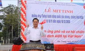 Phó Chủ tịch UBND tỉnh Sóc Trăng Ngô Hùng đánh trống hưởng ứng Tháng hành động quốc gia phòng chống HIV/AIDS. Ảnh: Chanh Đa-TTXVN