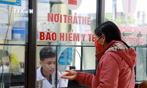 Người dân huyện Văn Chấn (Yên Bái) đăng ký khám, chữa bệnh bằng thẻ bảo hiểm y tế tại Trung tâm Y tế huyện. Ảnh: Việt Dũng - TTXVN