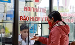 Người dân huyện Văn Chấn (Yên Bái) đăng ký khám, chữa bệnh bằng thẻ bảo hiểm y tế tại Trung tâm Y tế huyện. Ảnh: Việt Dũng - TTXVN
