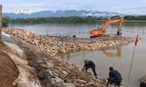Thi công bờ kè bằng giải pháp mỏ hàn, ngăn chặn tình trạng sạt lở bờ sông Thu Bồn. Ảnh: Đoàn Hữu Trung-TTXVN 