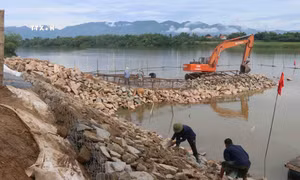 Thi công bờ kè bằng giải pháp mỏ hàn, ngăn chặn tình trạng sạt lở bờ sông Thu Bồn. Ảnh: Đoàn Hữu Trung-TTXVN 