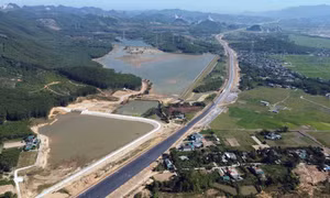 Một đoạn tuyến cao tốc thuộc địa bàn thị xã Nghi Sơn (Thanh Hóa) đã cơ bản hoàn thành. Ảnh: Huy Hùng - TTXVN