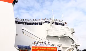 Lễ xuất quân, vận chuyển quà tết chúc tết 2023 các cán bộ, chiến sĩ, nhân dân đang làm việc, sinh sống trên quần đảo Trường Sa. Ảnh: Ngọc Đức - TTXVN 