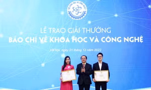 Bộ trưởng Bộ Khoa học và Công nghệ Huỳnh Thành Đạt trao giải Nhất cho nhóm tác giả Báo Nhân dân cuối tuần (bên phải) với nhóm tác phẩm “Khởi nghiệp công nghệ từ bùng nổ đến định hình” và nhóm tác giả Báo Điện tử Chính phủ với nhóm tác phẩm “Kỳ vọng bứt ph
