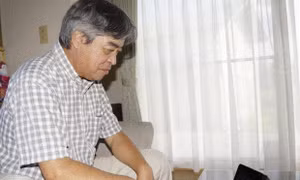 Ông Katsunori Endo và chiếc loa thông minh. Ảnh : Kyodo